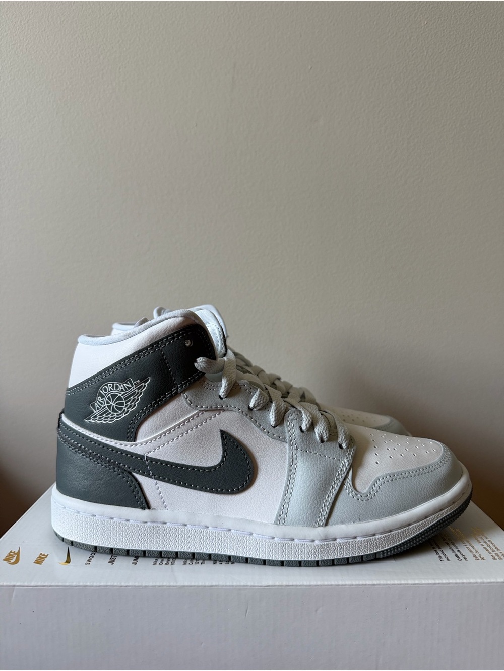 Air Jordan 1 Mid Smoke Grey BQ6472-113 Women’s Size 6.5
